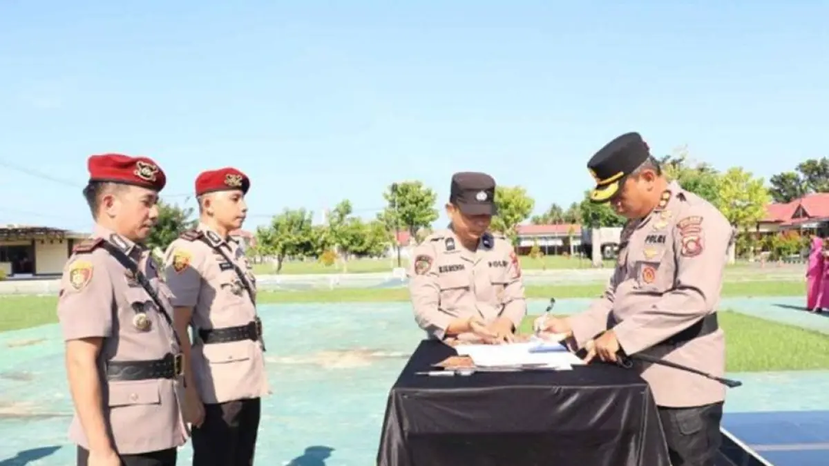 Kapolres Pohuwato AKBP Busroni, S.IK, MH, memimpin langsung upacara serah terima jabatan (sertijab) 
sejumlah pejabat utama dan Kapolsek jajaran di halaman Mapolres Pohuwato.(F:Hms-Pol)
