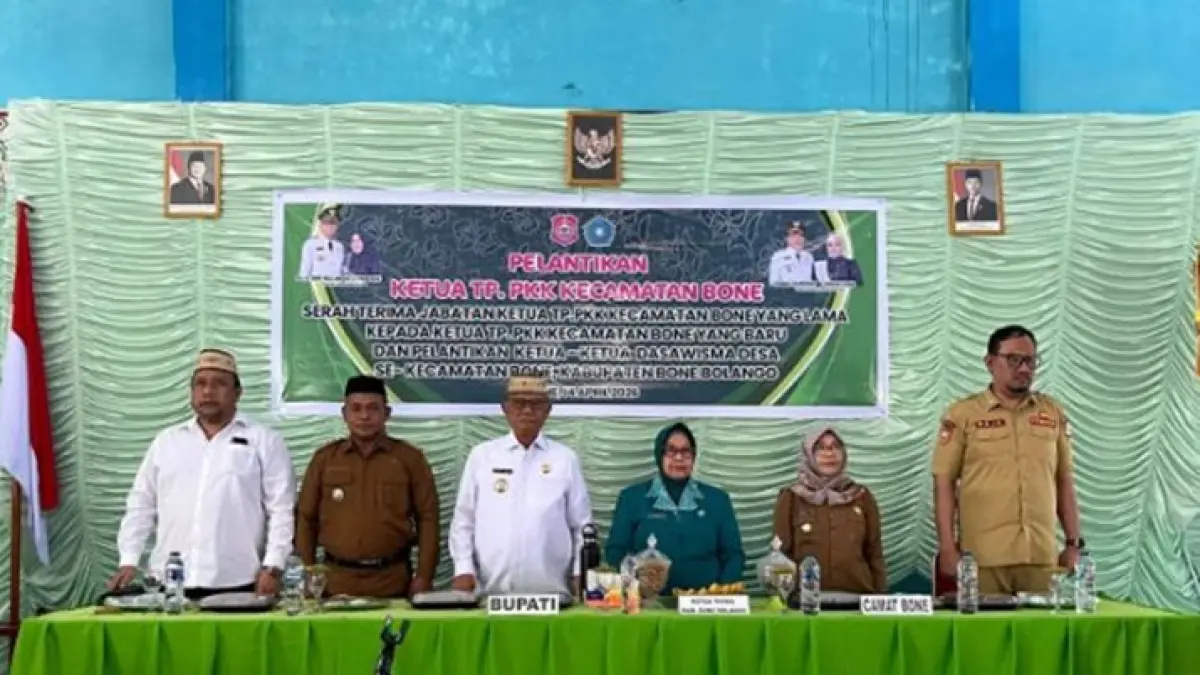 Pelantikan Ketua PKK dan  Dasawisma se Kecamatan Bone oleh Bupati Ismet Mile didampingi Ketua TPKK Kabupaten Bone Bolango Hj Ruwaidah Mile.(F:Dkmfo)