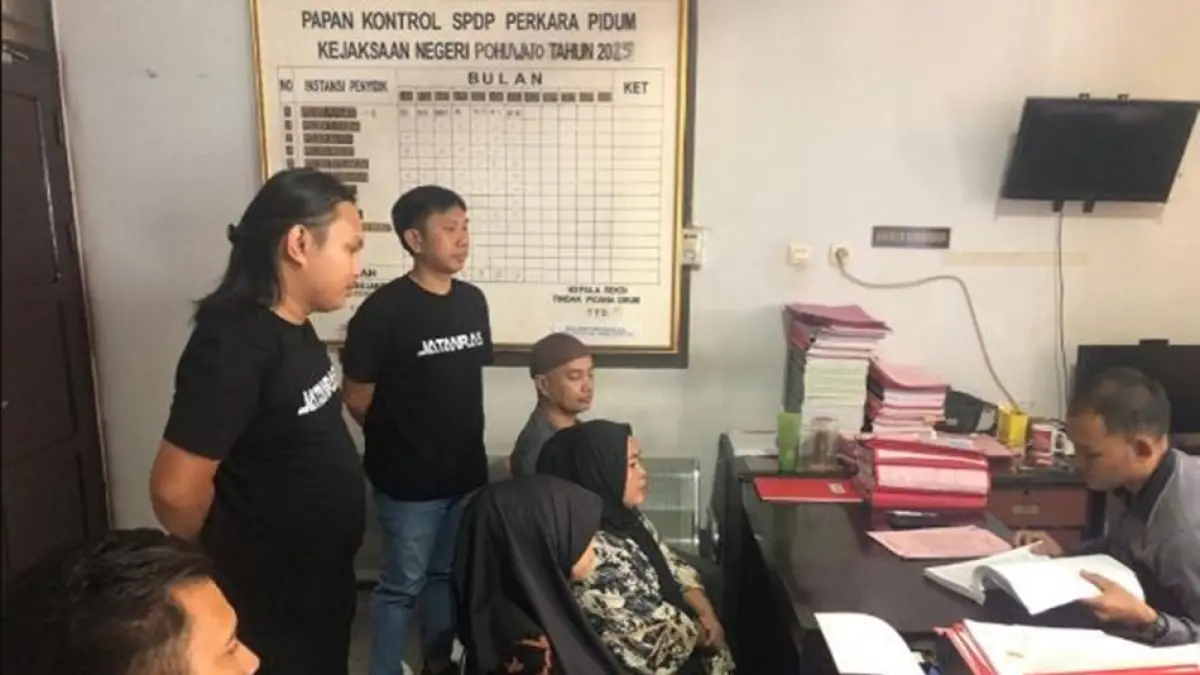 Penyidik menyelesaikan berkas perkara dan menyerahkan para tersangka untuk menjalani 
proses hukum berikutnya di kejaksaan.(F:Hms-Pol)