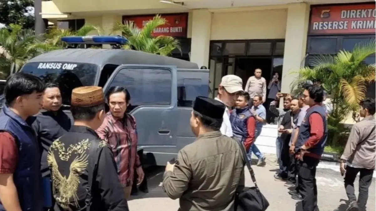 Seorang tersangka kasus pelanggaran hak cipta (peci karanji) saat digiring ke mobil tahanan Ditreskrimsus Polda Gorontalo untuk diserahkan ke Kejaksaan Negeri Kabupaten Gorontalo, Provinsi Gorontalo. ANTARA/Zulkifli Polimengo
