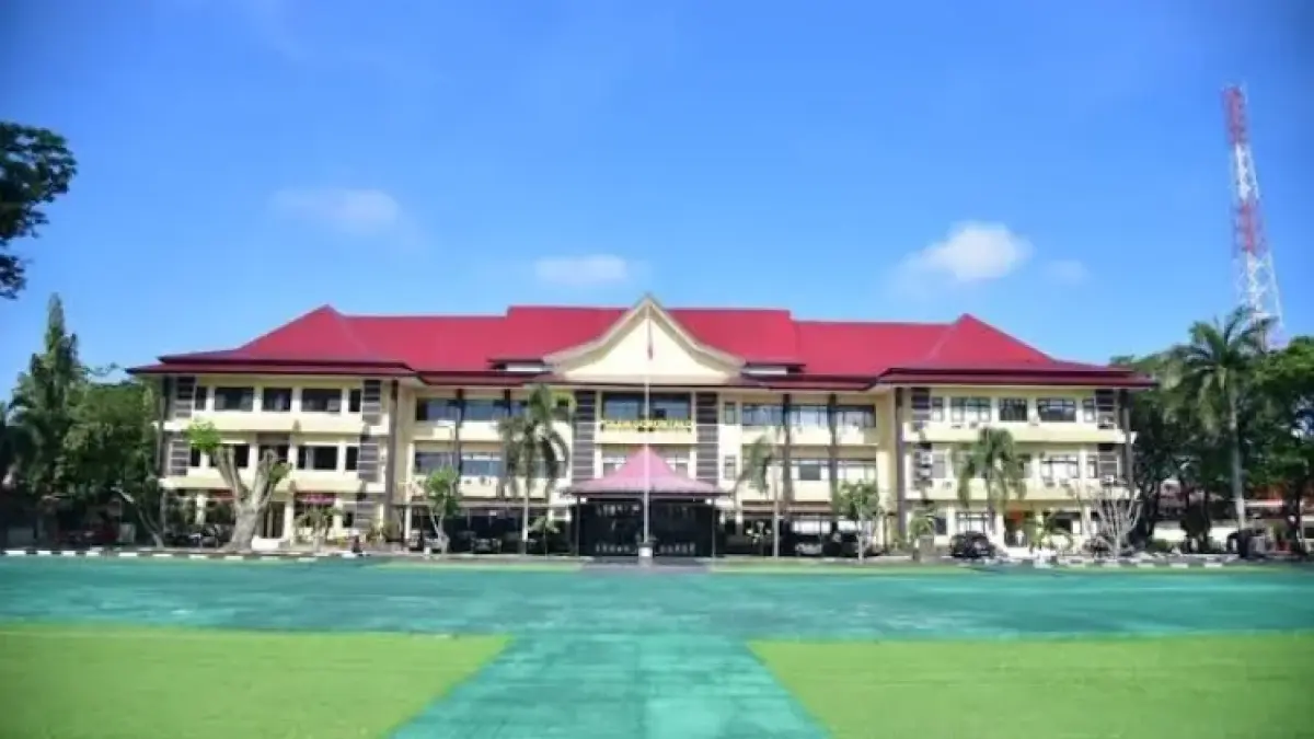 Subdit I Ditreskrimum Polda Gorontalo telah melaksanakan penyerahan tersangka berinisial FK dan barang bukti (Tahap II) kasus penggelapan jabatan kepada Jaksa Penuntut Umum di Kejaksaan Negeri Kabupaten Gorontalo pada Senin (20/4/2026).