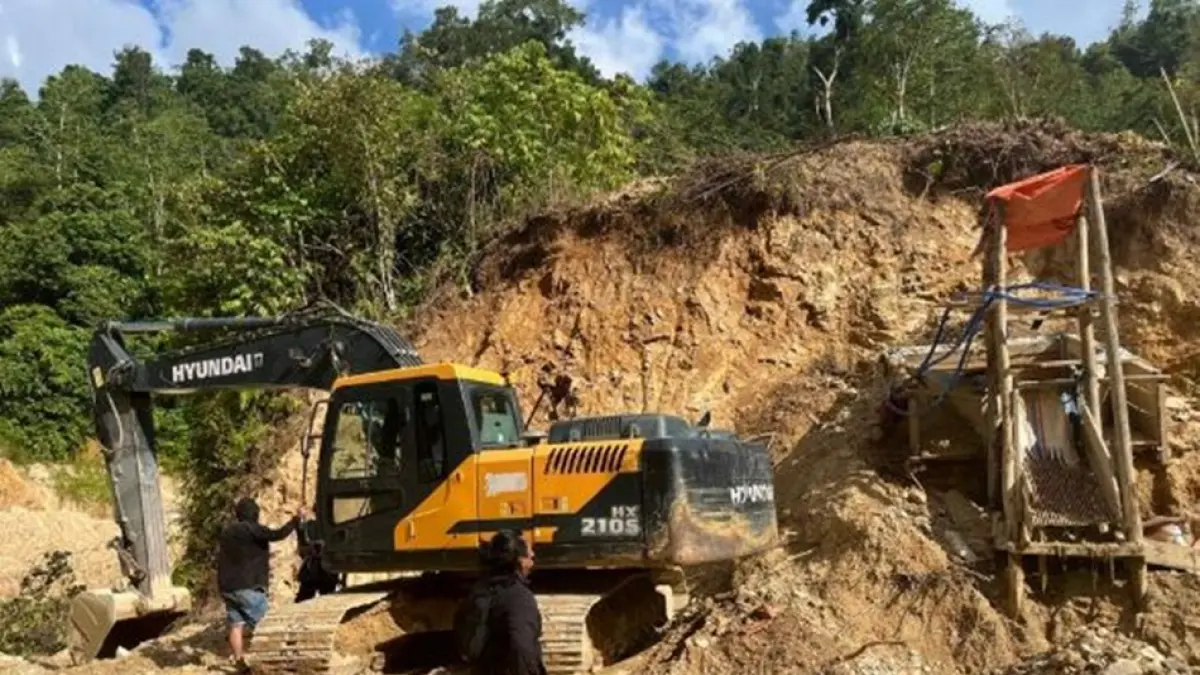 Dalam operasi tersebut, petugas memergoki alat berat sedang bekerja di lokasi.(F:Hms-pol)