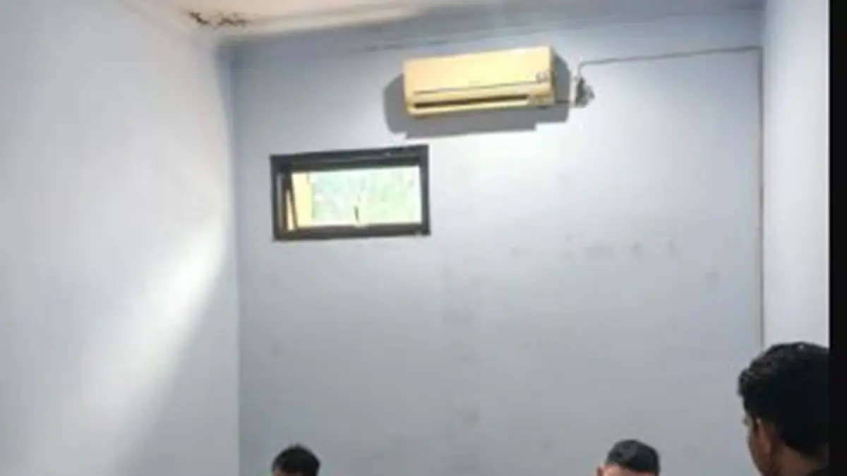 penyerahan tersangka dan barang bukti dilaksanakan oleh 
personel Subdit I Ditreskrimum Polda Gorontalo dengan situasi yang aman, tertib, dan 
lancar. (F:Hms-Pol)