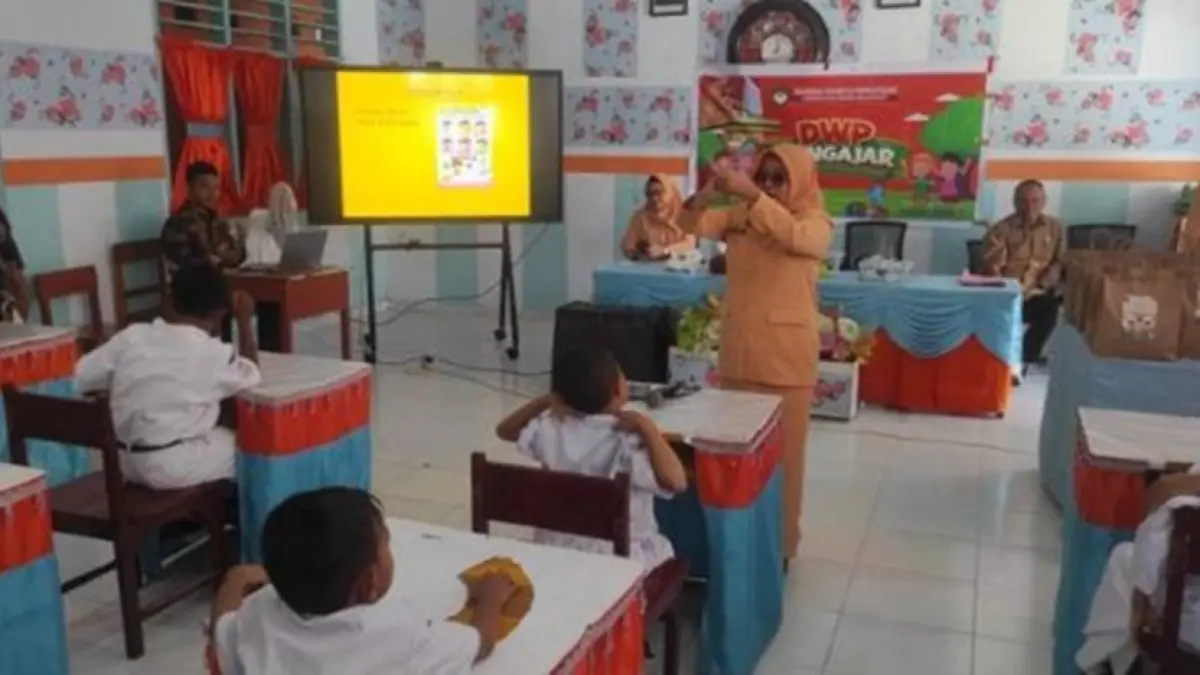 Dharma Wanita Persatuan (DWP) Kabupaten Bone Bolango turun langsung ke sekolah-sekolah lewat program DWP Mengajar yang menyasar ratusan siswa PAUD hingga SD. (F:dkminfo)