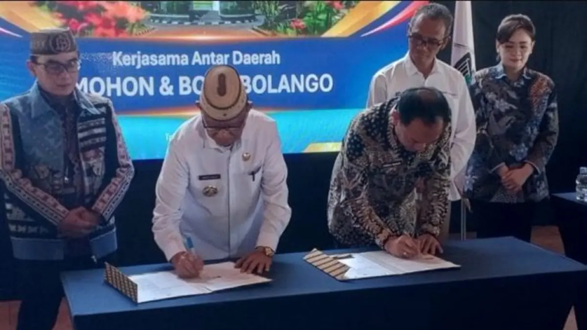 Penandatanganan MOU kerjasaama Pemkab Bone Bolango dengan Pemkot Tomohon Sulawesi Utara.(F:Dkmfo)