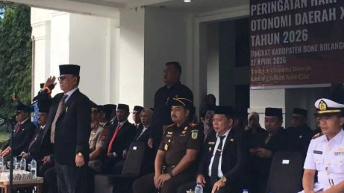 Bupati Ismet Mile saat menjadi Inspektur Upacara Peringatan Hari Otonomi Daerah ke-30 
tingkat Kabupaten Bone Bolango yang digelar di Halaman Kantor Bupati.(F:Dkmfo)