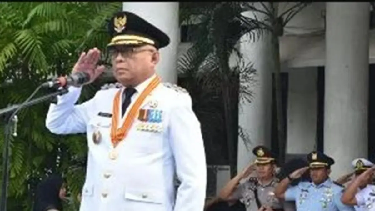 Bupati Sofyan Puhi menjadi inspektur Upacara pada peringatan Hari Otonomi Daerah (Otda) 2026 yang berlangsung di halaman Kantor Bupati Gorontalo.(F:Dkmfo)