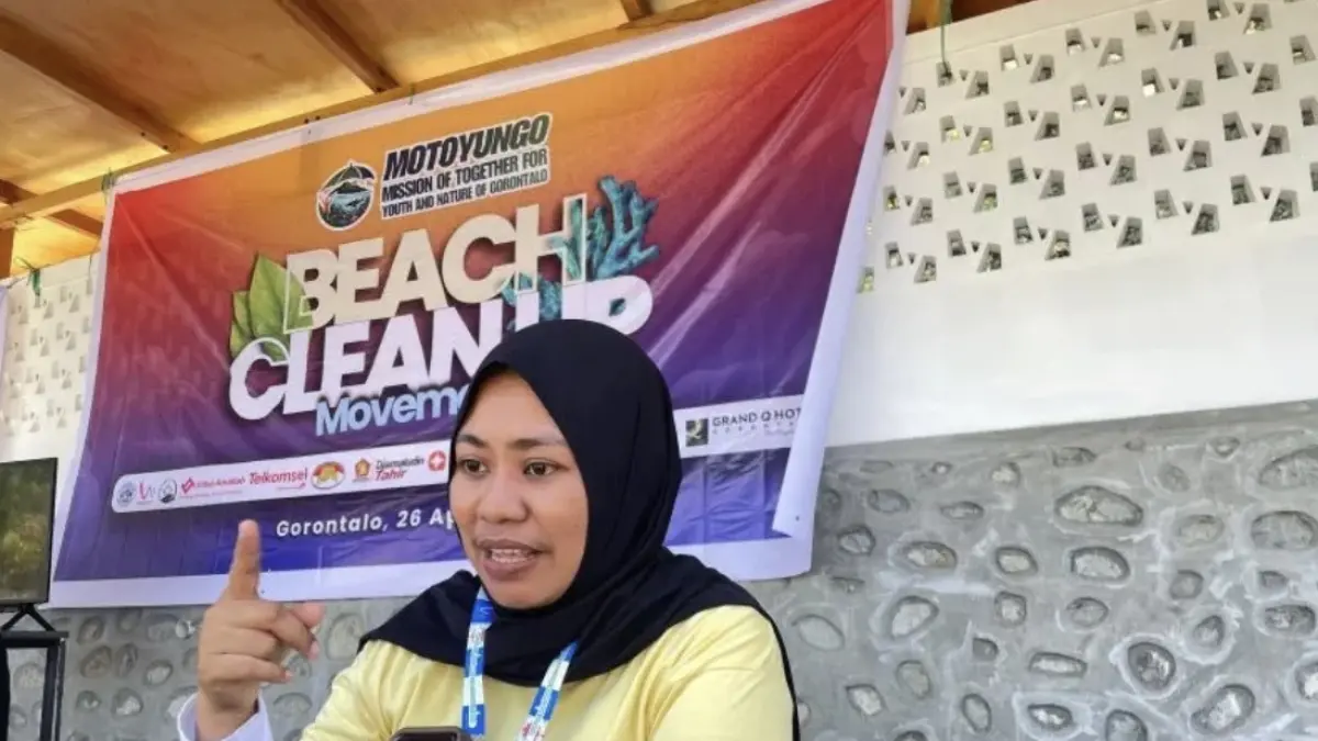 Ketua Panitia sekaligus ketua Motoyungo Elen Said di Gorontalo dalam aksi tukar sampah dengan bahan makanan. ANTARA/HO-Agista Palaji