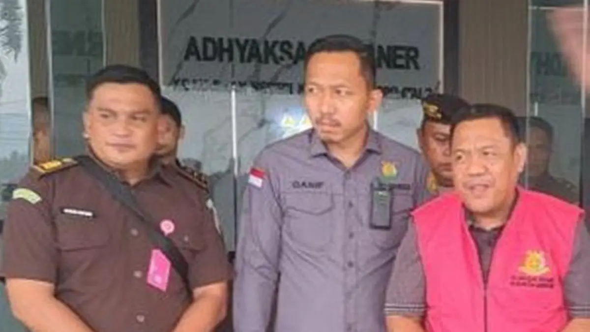 Mantan Ketua DPRD Kabupaten Gorontalo, Syam T. Ase, resmi mengenakan rompi tahanan kejaksaan 
setelah ditetapkan sebagai tersangka kasus dugaan korupsi Tunjangan Komunikasi Intensif (TKI).(F:Ist)