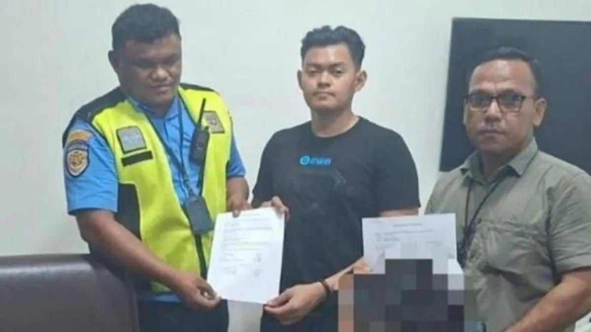 Dua penumpang di Bandara Djalaluddin Gorontalo ditahan karena membawa 1,3 kg emas 
ilegal tanpa dokumen. (dok. istimewa)