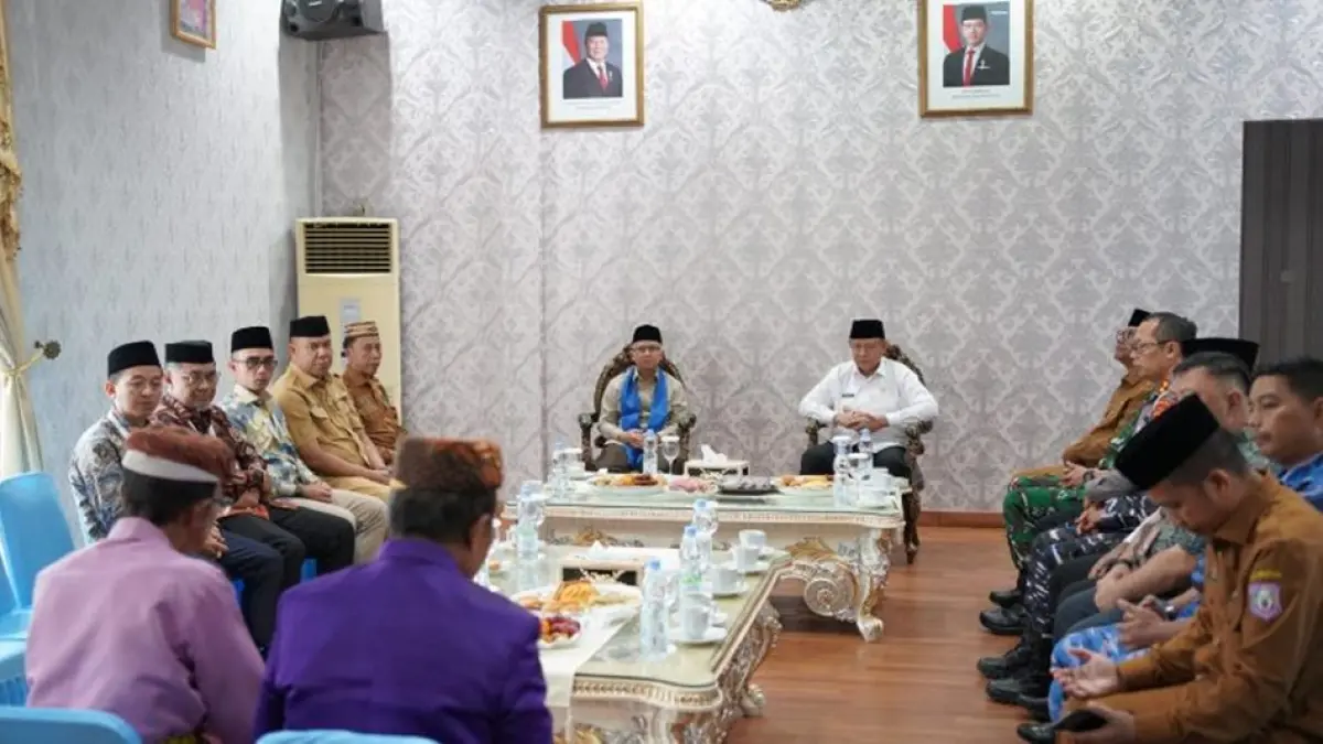 Kedatangan Wakil Menteri Pendidikan Dasar dan Menengah, Atip Latipulhayat, disambut Adat Mopotilolo saat tiba di Gorontalo.(F: Dkmfoprov)