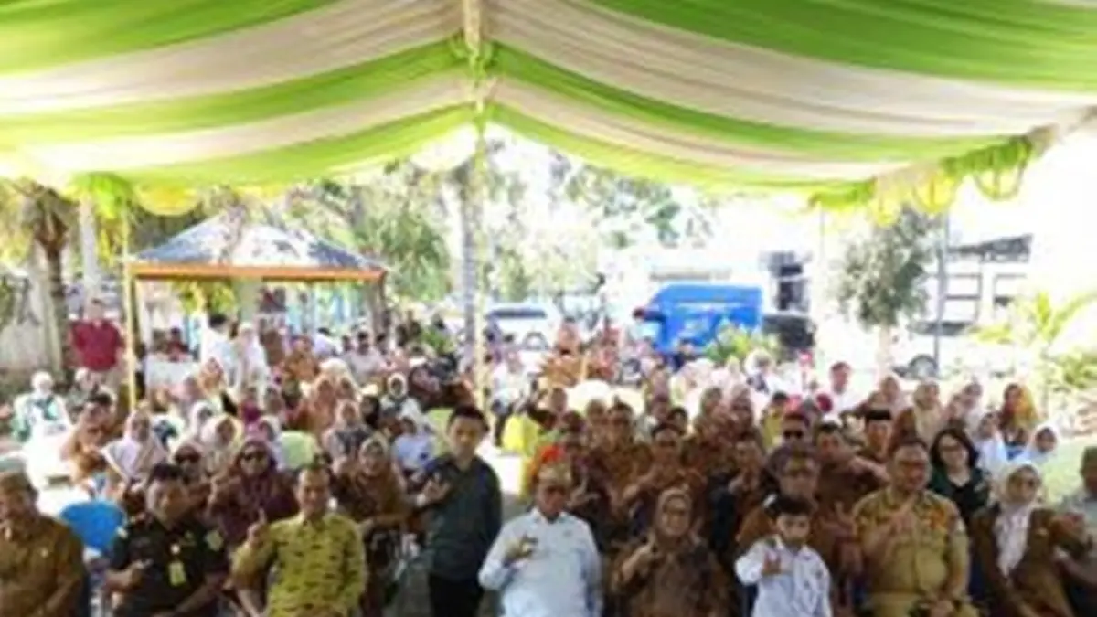Lomba Bertutur tingkat Sekolah Dasar dan Madrasah Ibtidaiyah sederajat yang digelar di Halaman Kantor Dinas Perpustakaan dan Kearsipan Bone Bolango.(F:Dkmfo)