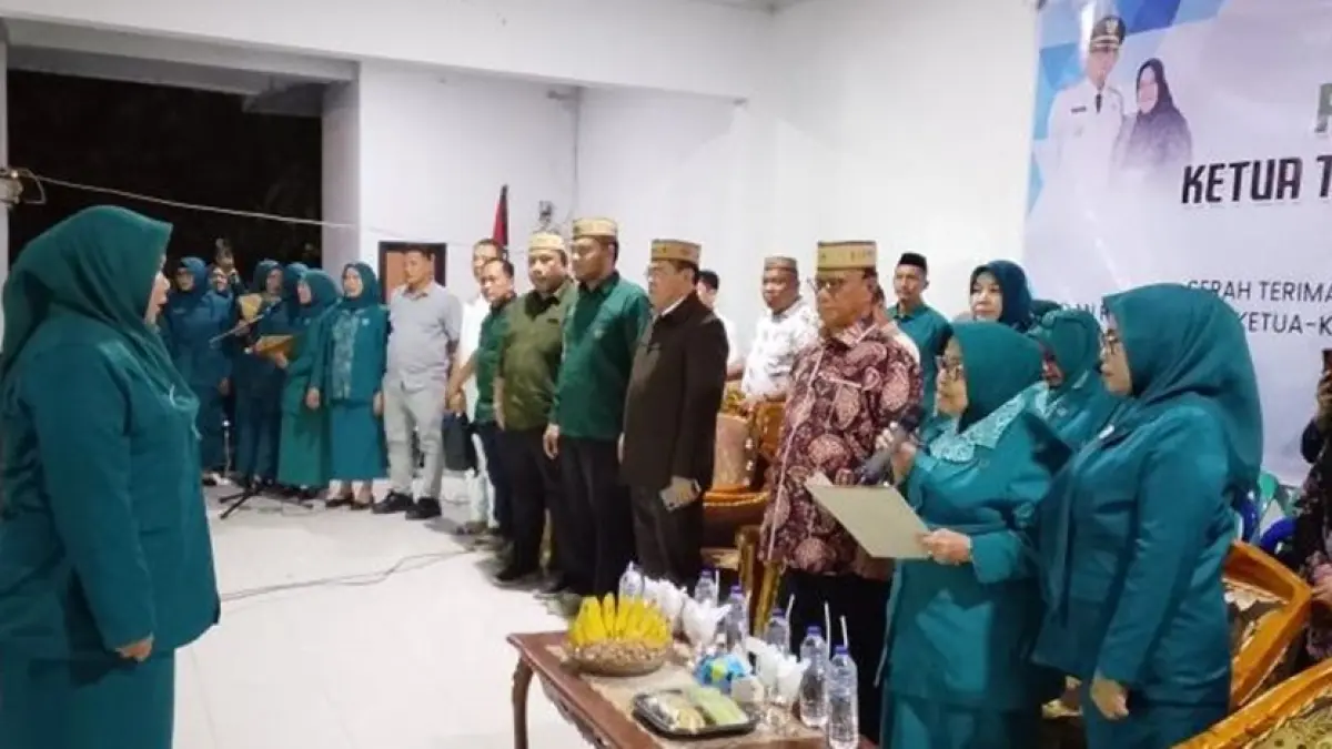 Ketua Tim Penggerak PKK Kecamatan Kabila, Nidya Toyo Utomo Monoarfa, resmi dilantik Ketua TP PKK Kabupaten Bone Bolango Ruwaida Ismet Mile. (F:DKmfo)