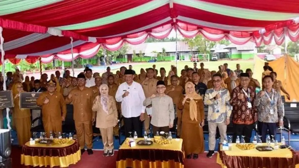 Wakil Menteri Pendidikan Dasar dan Menengah RI, Prof. Atip Latipulhayat meresmikan revitalisasi SMP Negeri 3 Telaga sekaligus satuan pendidikan penerima bantuan revitalisasi tahun 2025..(F:Dkmfo)