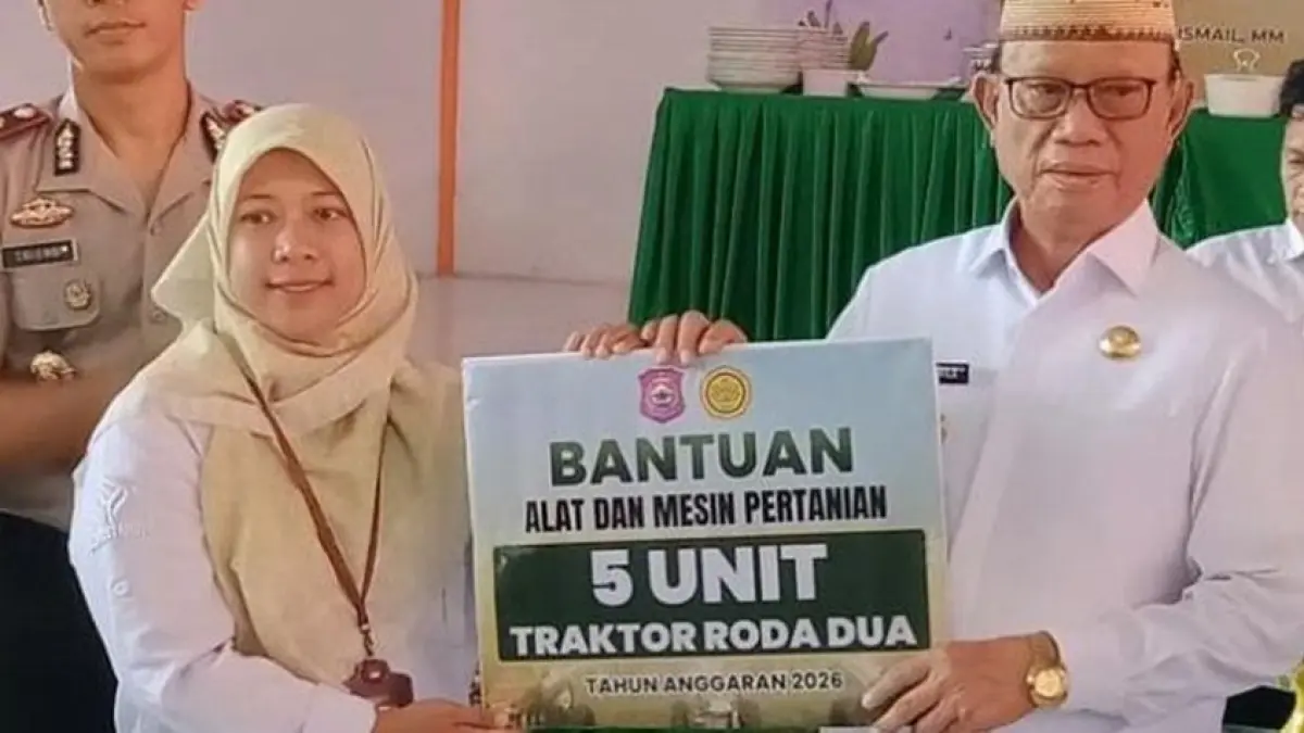 Bupati Bone Bolango Ismet Mile menyerahkan bantuan benih dan traktor kepada petani di Bulango Utara.(F:Dkmfo)