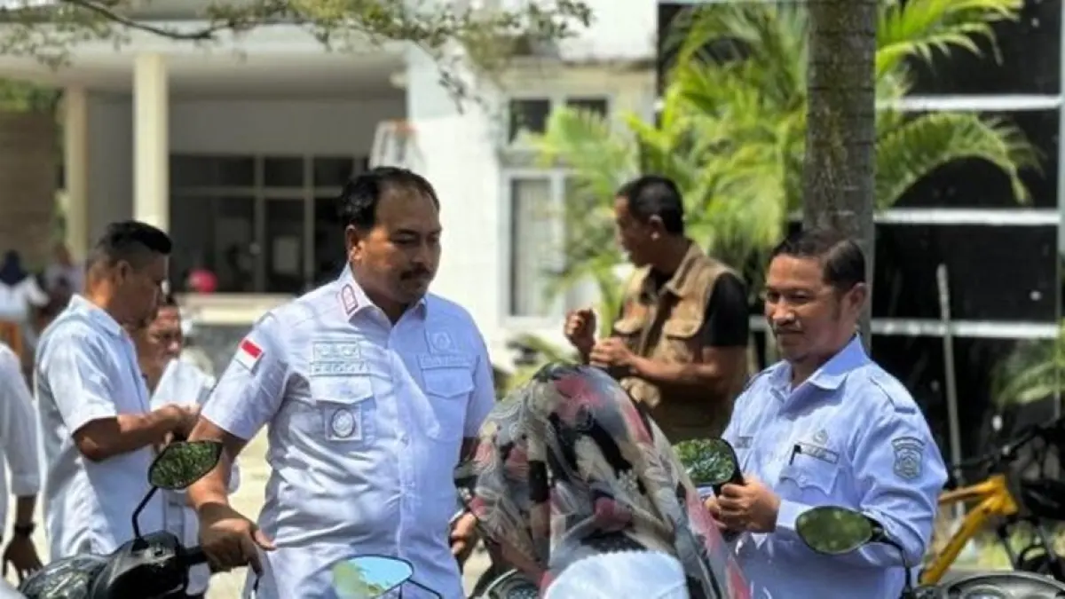 Kepala Kejaksaan Negeri Bone 

Bolango, Feddy Hantyo Nugroho.

Saat melakukan inventarisasi kendaraan dinas dengan cara yang tak  lazim mengayuh sepeda ke sejumlah titik lokasi, baru-baru ini.(F:Dkmfo)