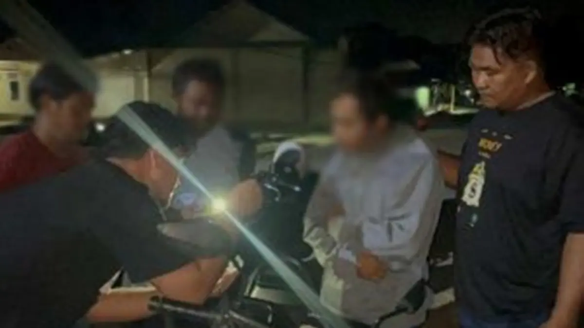 Polres Pohuwato melalui Satuan Reserse Narkoba mengamankan seorang pria yang diduga 
membawa sabu saat melintas di Kecamatan Duhiadaa.(F:Hms-Pol)