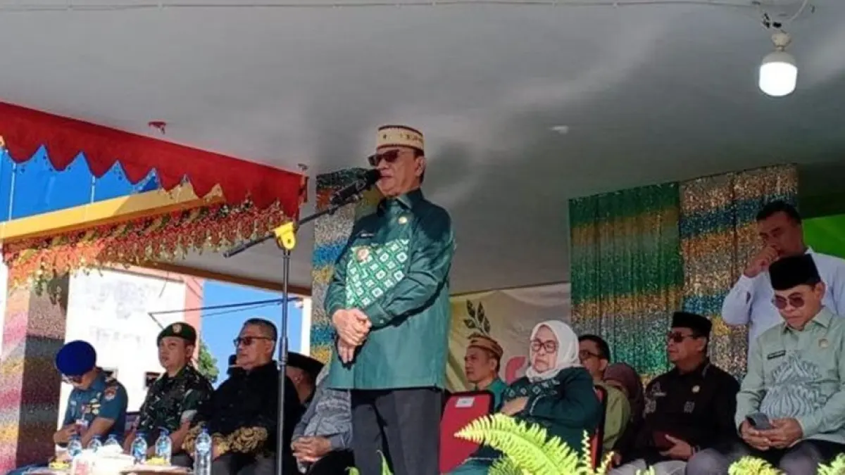 Bupati Bone Bolango, Ismet Mile dalam upacara Hardiknas ke-67 yang digelar di Lapangan Ippot Tapa.(F:Dkmfo)