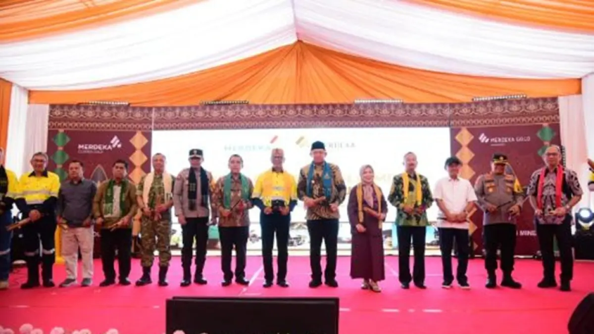 Gubernur Gorontalo Gusnar Ismail, Wakil Gubernur Idah Syahidah Rusli Habibie, Presiden Direktur Merdeka Gold Resources,  saat syukuran Pani Gold Mine (PGM) menuju produksi.(F:Dkmfotik)