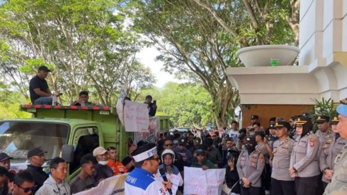 Peringatan Hari Buruh Internasional diwarnai aksi besar-besaran oleh ratusan massa dari Federasi Serikat Pekerja Metal Indonesia dan elemen Partai Buruh yang turun ke sejumlah titik di Kota Gorontalo.(F:Ist)