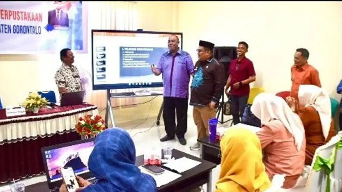 Sekretaris Daerah Kabupaten Gorontalo, Sugondo Makmur, melakukan  inspeksi mendadak (sidak) di Kantor Dinas Perpustakaan dan Kearsipan guna memastikan kinerja aparatur tetap optimal.(F:Dkmfo)