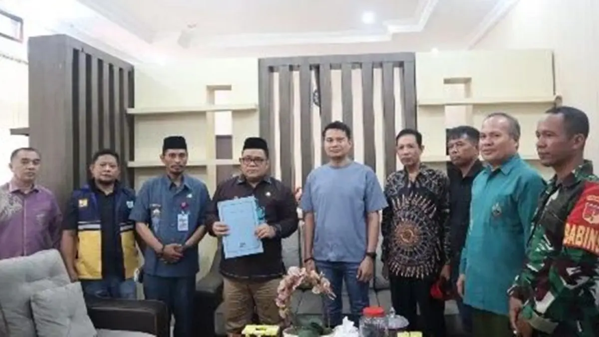 Warga Kelurahan Tenilo mendesak penanganan serius terhadap Sungai Meluupo yang kerap meluap saat hujan. Aspirasi tersebut disampaikan langsung kepada Sekda Sugondo Makmur dalam pertemuan 
resmi.(F:Dkmfo)