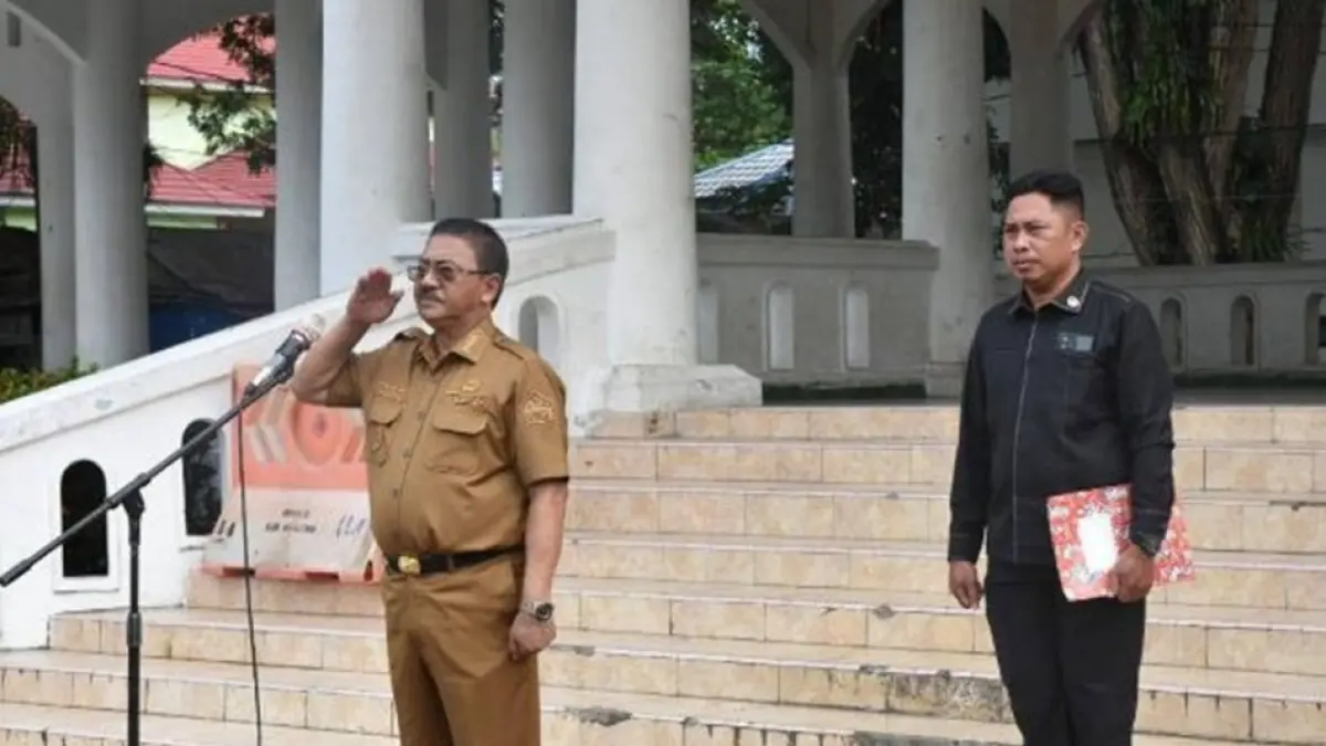 Bupati Boalemo, Drs. Rum Pagau saat memimpin apel kerja awal bulan di alun-alun Tilamuta.(F:Prokopim)