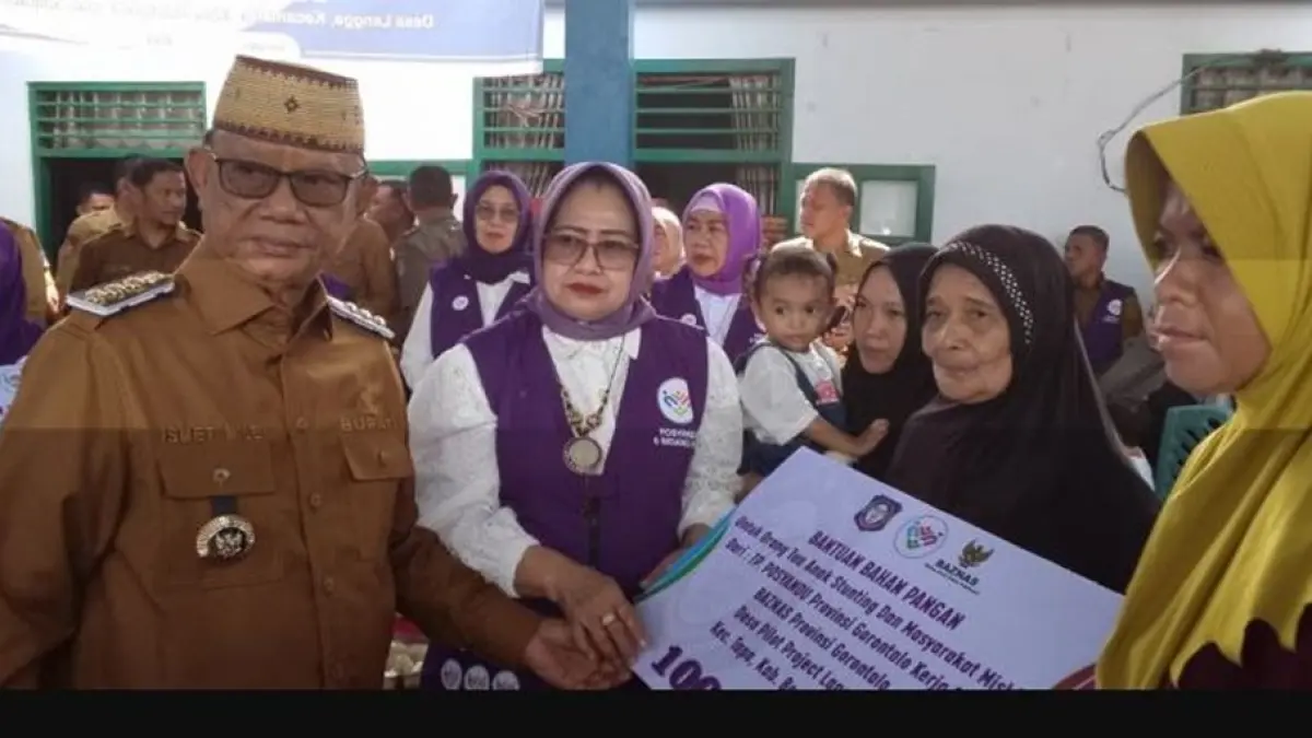 Bupati Ismet Mile yang juga Penasehat TP Posyandu menyerahkan Paket Bantuan Bahan 

Pangan dari TP Posyandu & BAZNAS Provinsi Gorontalo di Desa Langge, Kecamatan 
Tapa.(F: Dkmfo)