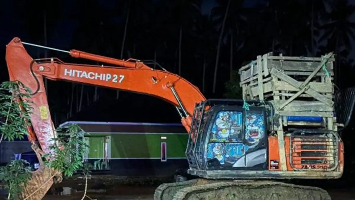 Dalam operasi tersebut, aparat menemukan dua unit alat berat jenis excavator di lokasi berbeda serta 52 galon BBM jenis solar.(F:Hms-Pol)
