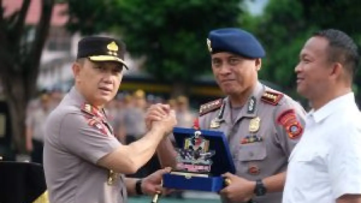 Kapolda Gorontalo Irjen Pol. Widodo menyerahkan piagam penghargaan kepada para pemenang kejuaraan menembak Ilato SC Fun Game kelas Pejabat Utama setelah apel pagi, menekankan pentingnya latihan dan tanggung jawab penggunaan senjata api.
