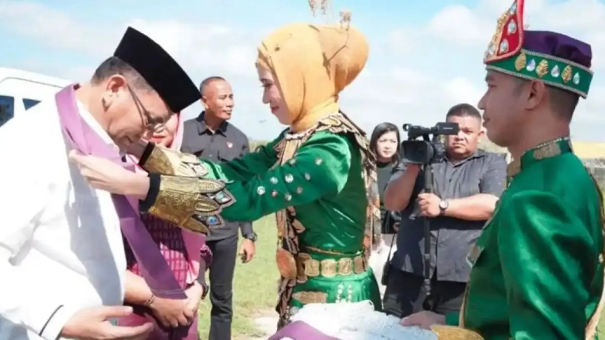 Kepala Kejaksaan Tinggi Gorontalo yang baru, Sumurung Pandapotam Simaremare, resmi tiba di Gorontalo dan disambut secara adat melalui prosesi mopotilolo di Bandara VIP Djalaluddin.(F; Ist)