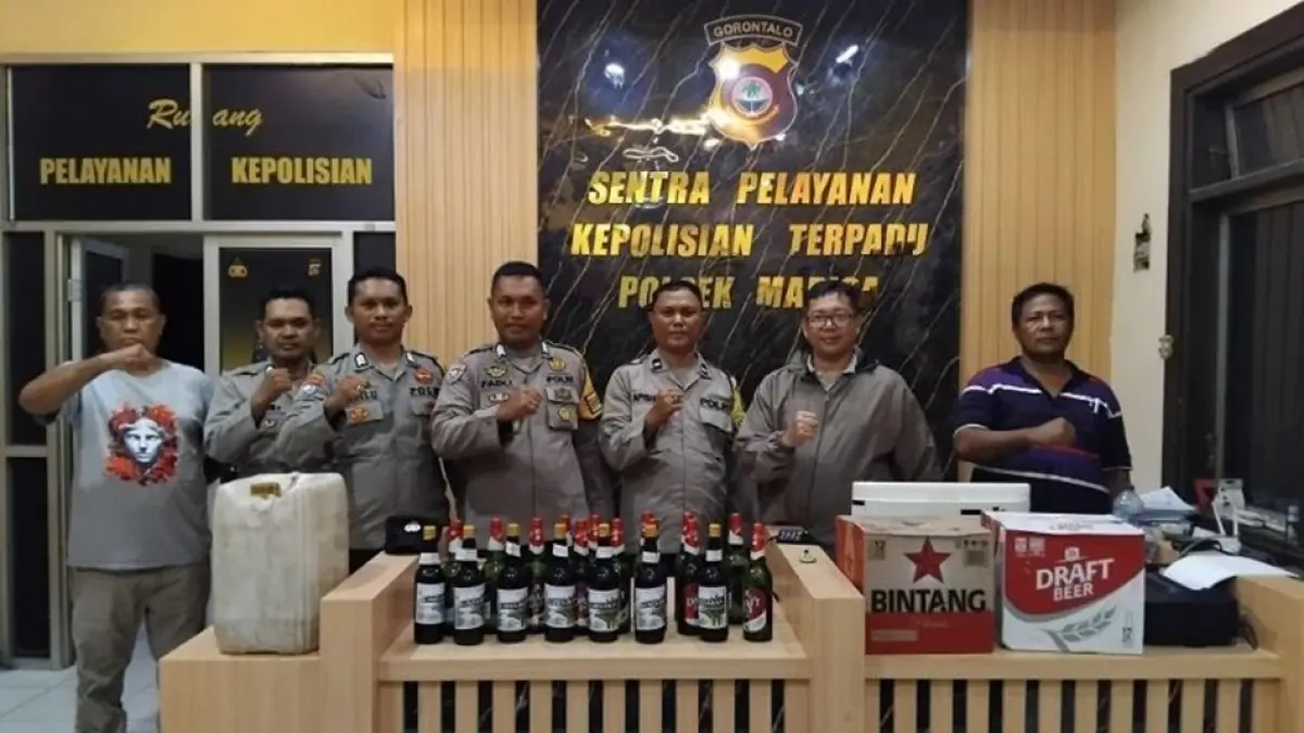Puluhan botol Miras diamankan aparta Kepolisian saat operasi KRYD dikawasan wiasata Pohon Ciinta.(F:Hms-Pol)