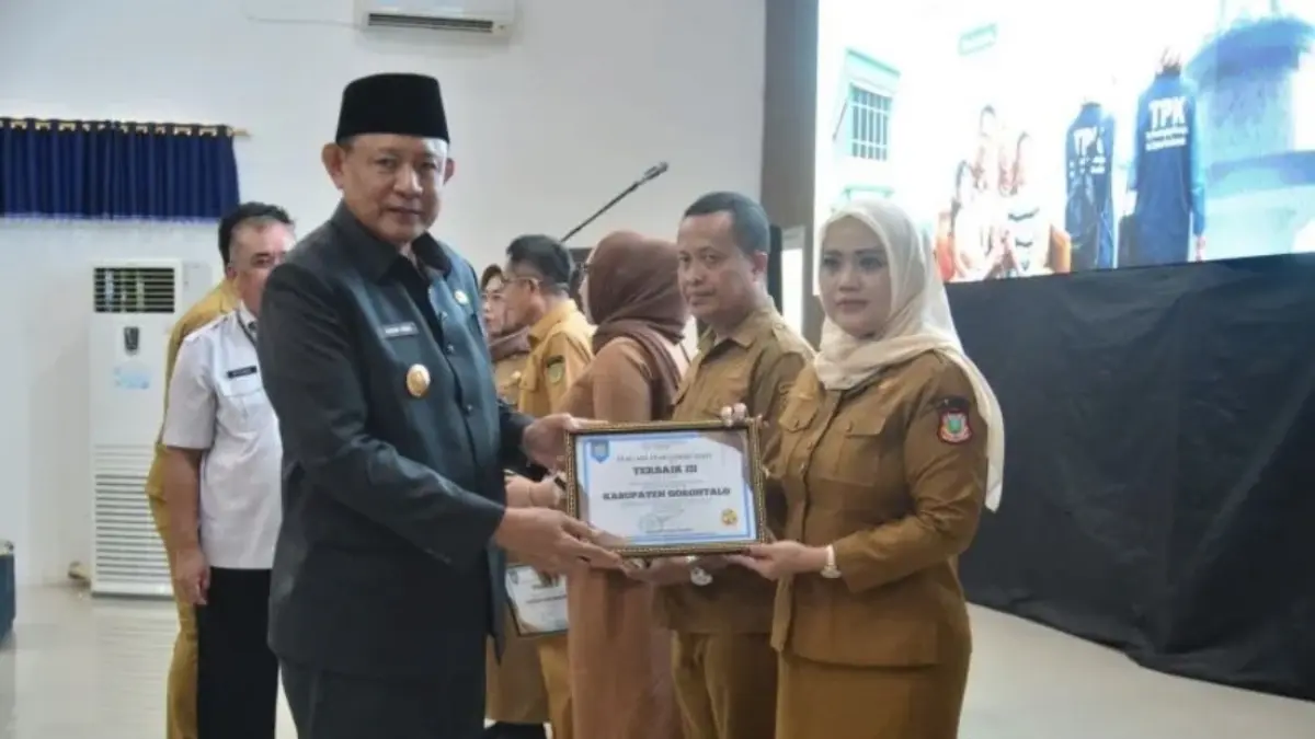 Gubernur Gorontalo Gusnar Ismail saat menyerahkan piagam penghargaan kepada instansi pemda atas pelaporan tertinggi program pemberdayaan keluarga pada Rapat Koordinasi Daerah Program Pembangunan Keluarga, Kependudukan dan Keluarga Berencana (Rakorda Bangga Kencana), Senin (4/5/2026). ANTARA/HO-Kominfotik Provinsi Gorontalo