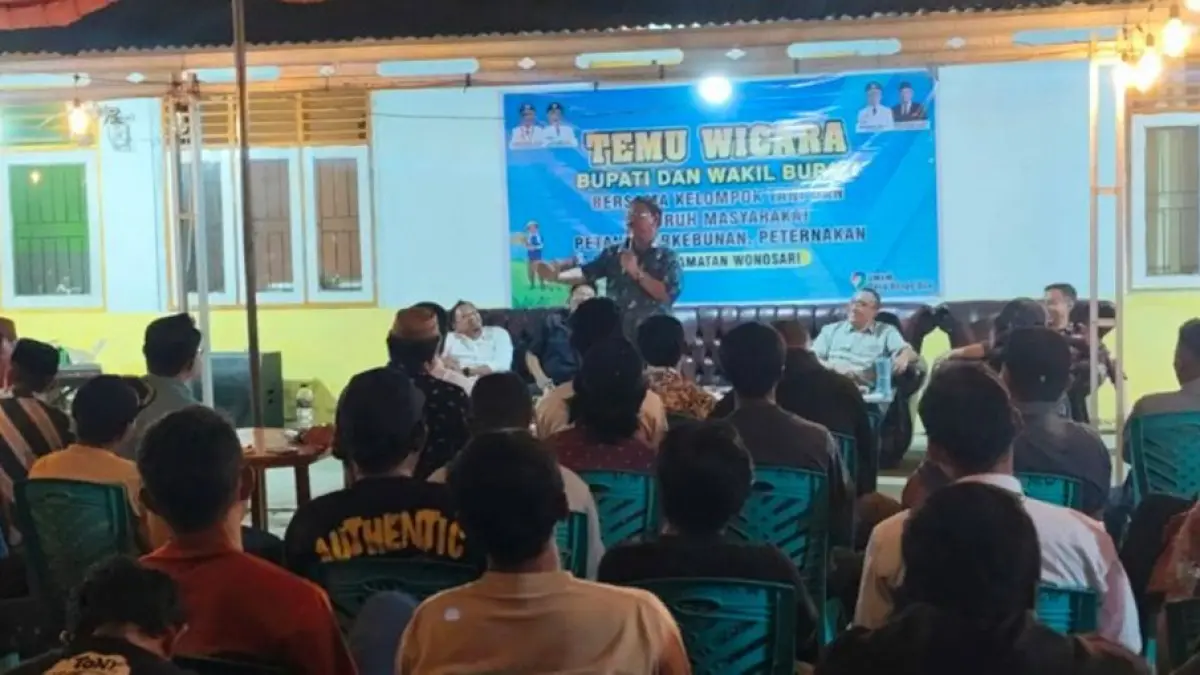 Bupati Boalemo Rum Pagau bersama Wakil Bupati Lahmudin Hambali menggelar temu wicara dengan masyarakat petani perkebunan dan peternakan di Kecamatan Wonosari.(F:Prokopim)