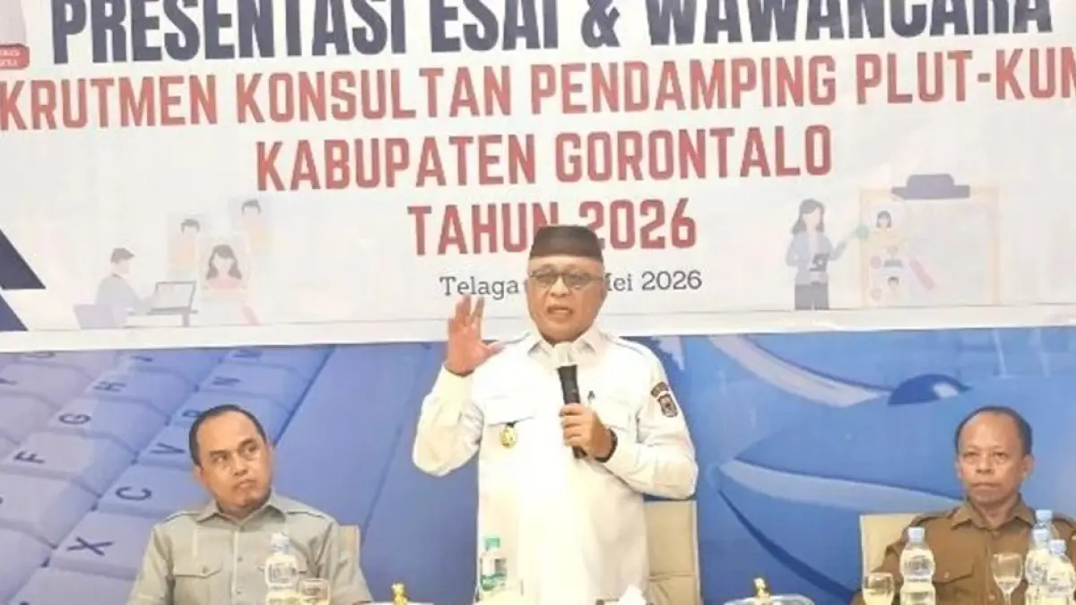 Bupati Gorontalo, Sofyan Puhi, dalam kegiatan seleksi itu menegaskan bahwa keberadaan 
PLUT-KUMKM memiliki peran strategis sebagai pusat layanan terpadu bagi pelaku usaha.(F:Prokopim)