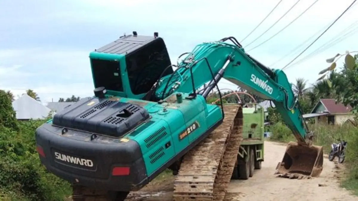 Dalam penertiban tersebut, polisi berhasil menyita sejumlah barang bukti, di antaranya 
satu unit excavator merek Sunward. (F:Hms-Pol)