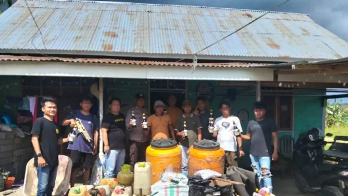 Polres Boalemo bongkar pabrik Miras oplosan berkedok produk resmi Kasegaran di 
Wonosari.(F:Hms-Pol)