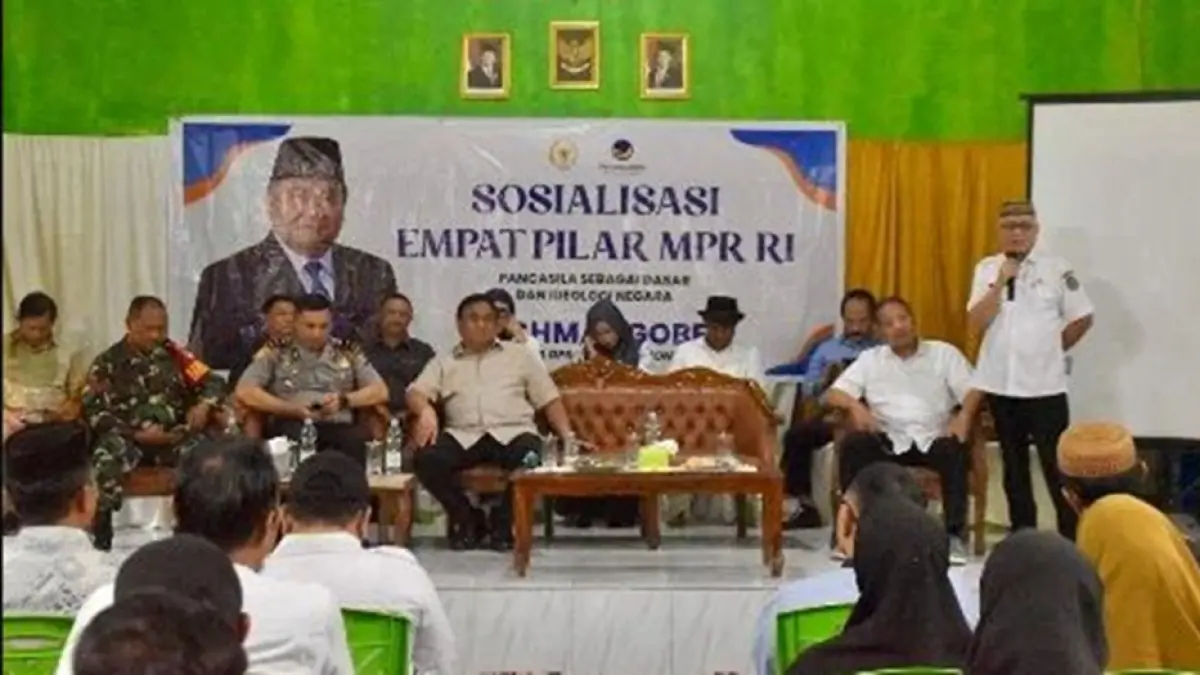 Bupati Gorontalo Sofyan Puhi saat menghadiri sosialisasi 4 Pilar oleh Anggota DPR RI Rachmat Gobel di Desa Yosonegoro, Kecamatan Limboto Barat.(F:Dkmfo)