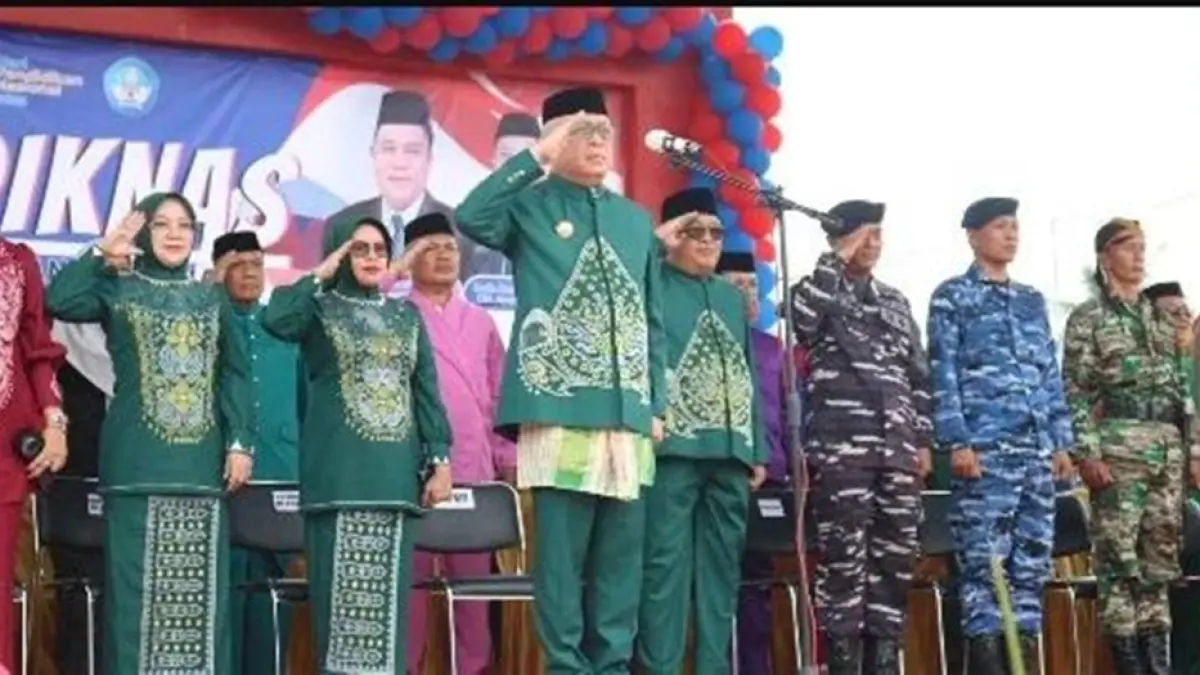 Bupati Sofyan Puhi saat menjadi inpektur Upacara peringatan Hari Pendidikan Nasional di Lapangan Hijau Desa Sidomulyo, Kecamatan Boliyohuto.(F:Dkmfo)
