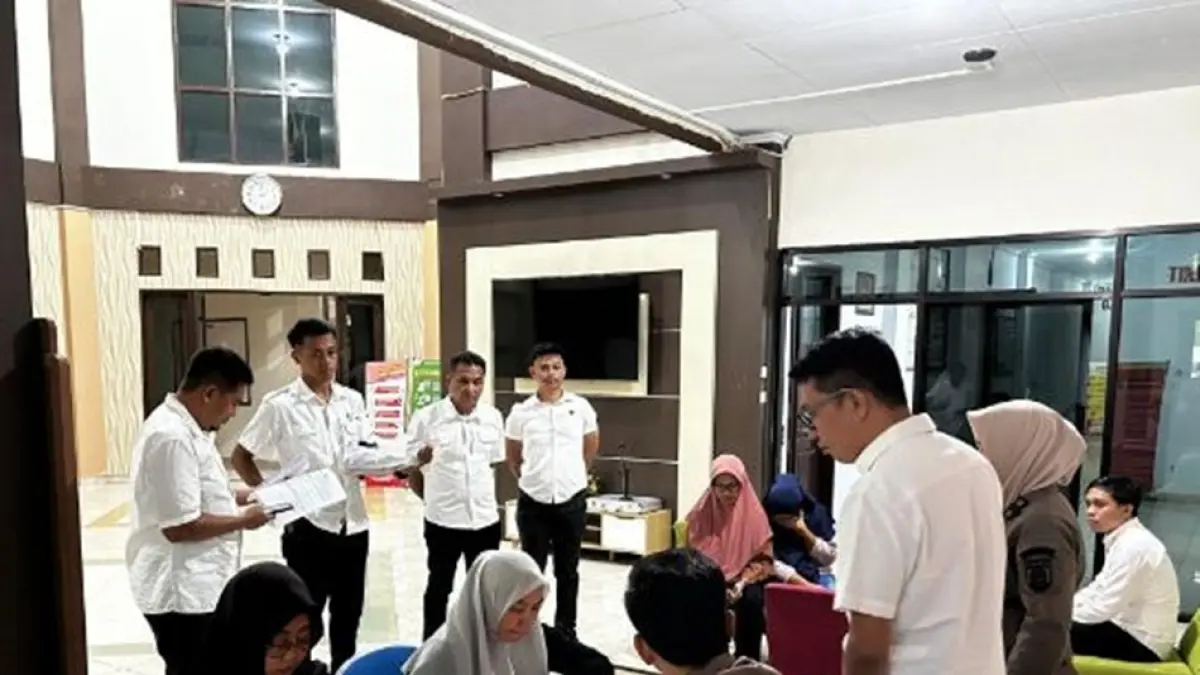 Pelimpahan para tersangka diduga terlibat dalam tindak pidana pemalsuan dokumen dan 
penipuan yang terjadi di wilayah Kota Gorontalo.(F:Hms-Pol)