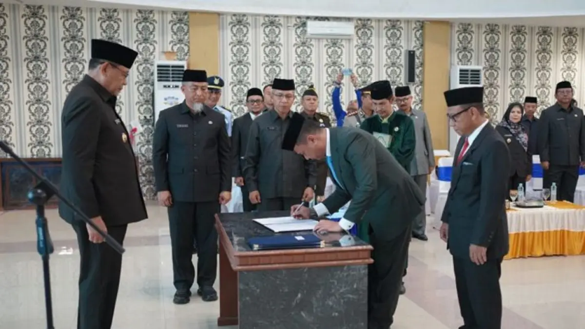 Penandatanganan berita acara pelantikan Kepala Kesbangpol Provinsi Gorontalo disaksikan Gubernur Gorontalo Gusnar Ismail . (Foto – Valen).
