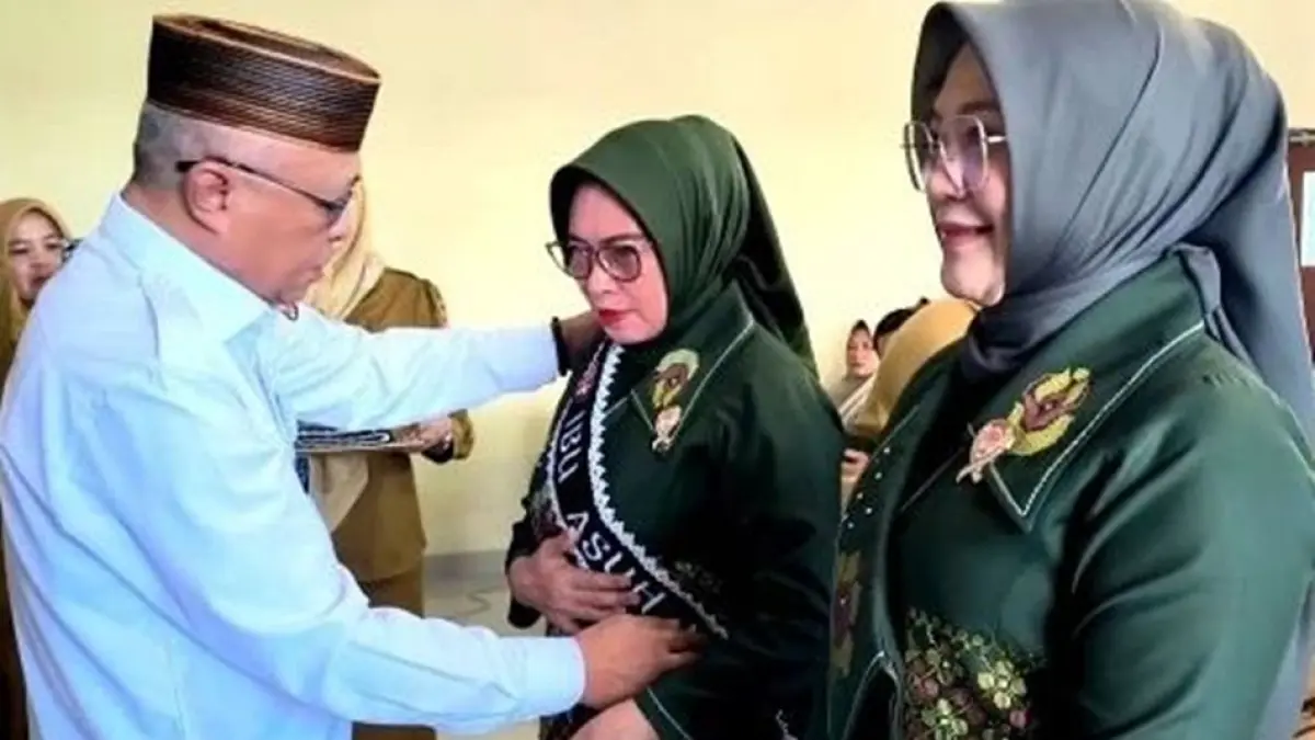  Pengukuhan Maryam Sofyan Puhi sebagai Ibu Asuh IKM di PLUT Desa Bulila, Kecamatan Telaga.(F:Dkmfo)