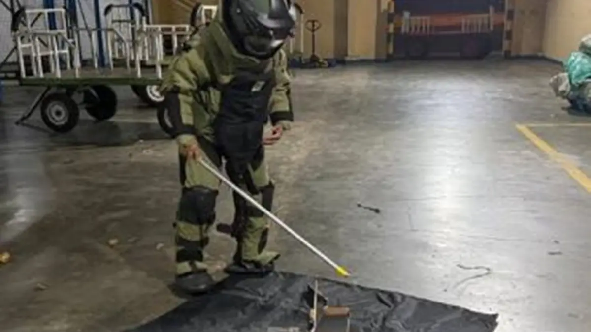 Polsek Bandara, Satuan Brimob Polda Sulawesi Utara 
melalui Unit Jibom bergerak melakukan penanganan sesuai prosedur standar pengamanan bahan peledak.(F:Hms-Pol)