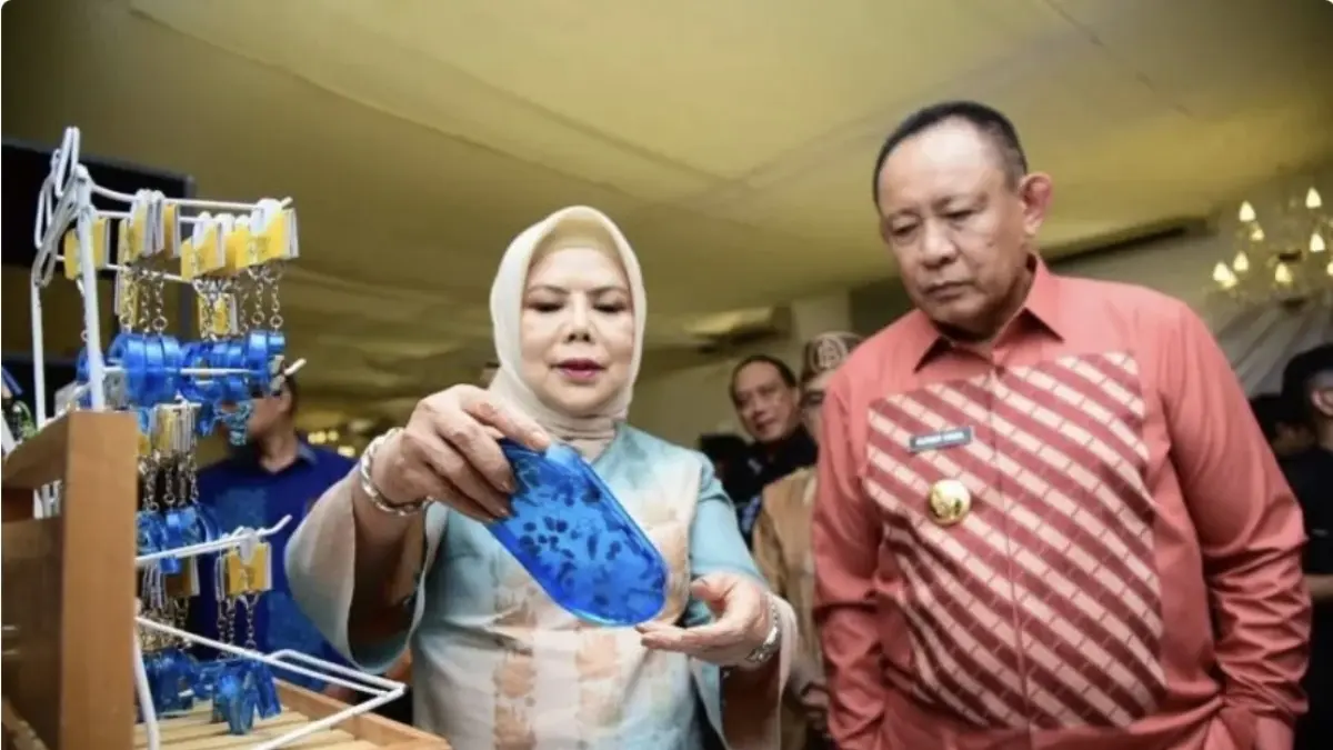 Gubernur Gorontalo Gusnar Ismail bersama Wagub Idah Syahidah Rusli Habibie saat meninjau stand UMKM pada Pembukaan Gebyar UMKM 2026 di Gedung GPCC Kota Gorontalo. ANTARA/HO-Kominfotik Provinsi Gorontalo