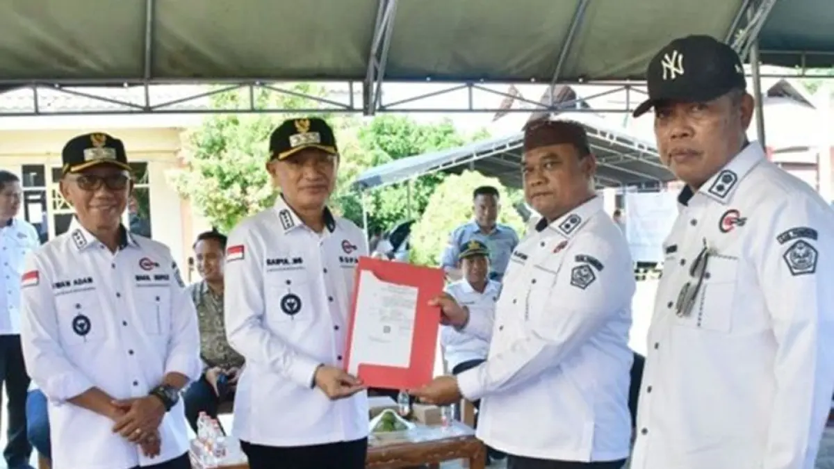 SK Pengangkatan keduanya diserahkan langsung Bupati Pohuwato Saipul Mbuinga bersama Wakil Bupati iwan Adam.(F:Prokopim)