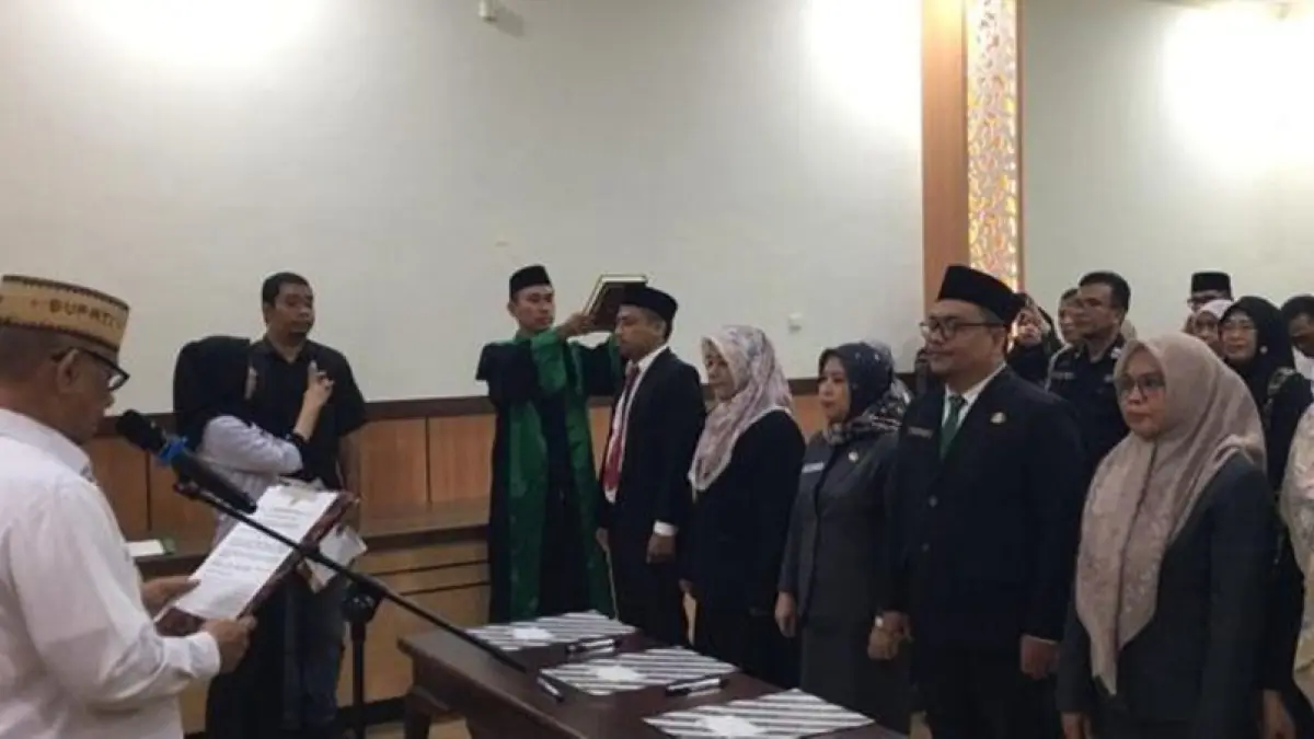 Bupati Bone Bolango, Ismet Mile didampingi Sekretaris Daerah Iwan Mustapa melantik 
dan mengambil sumpah/janji pejabat administrator, struktural, dan fungsional di 
lingkungan Pemerintah Kabupaten Bone Bolango di Ruang Rapat Bupati (F. Indra/Diskominfo)