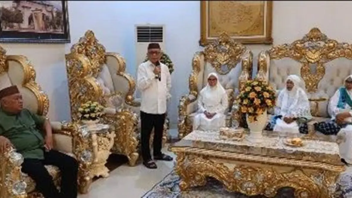 Bupati Gorontalo Sofyan Puhi bersama Wakil Bupati Tonny Junus resmi melepas enam Jamaah Calon Haji (JCH) kloter 28 asal Kabupaten Gorontalo.(F:Dkmfo)