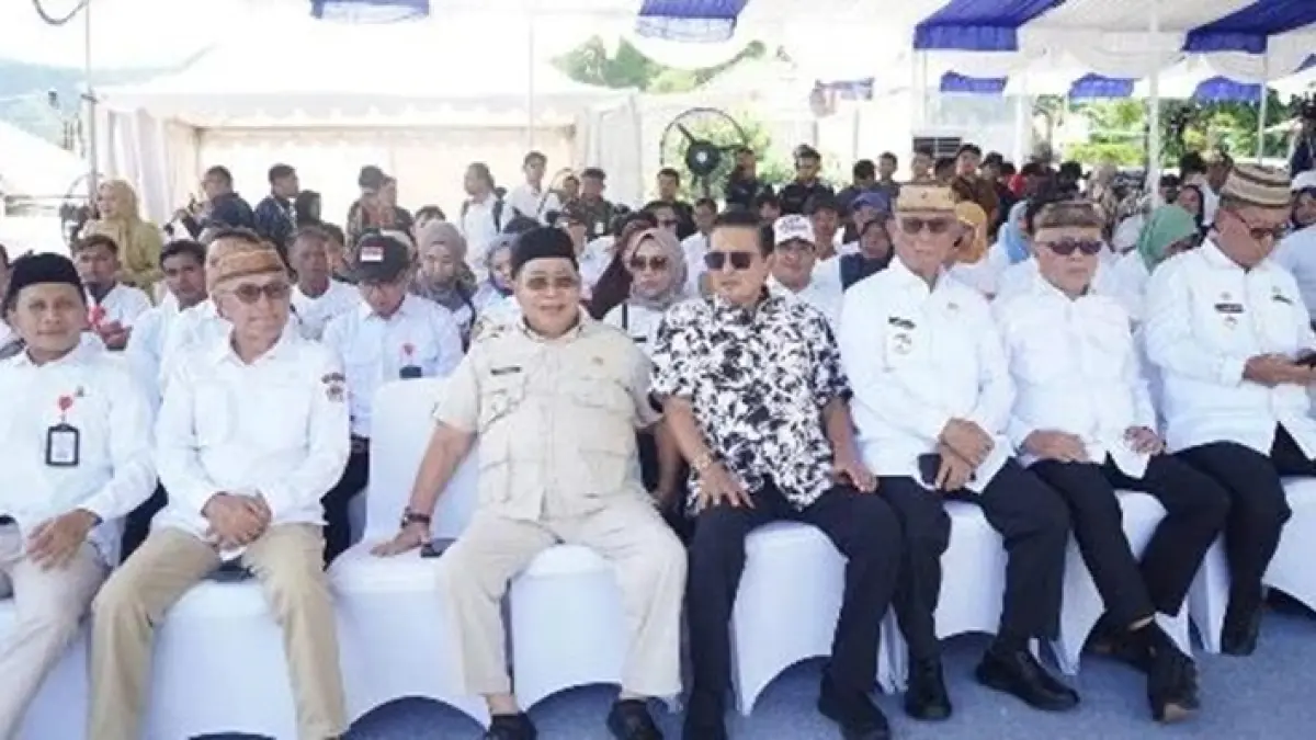 Bupati Sofyan Puhi saat mendampingi kunjungan kerja Presiden Prabowo di kawasan Kampung Nelayan Merah Putih, Leato Selatan, Kota Gorontalo.(F : Dkmfo)