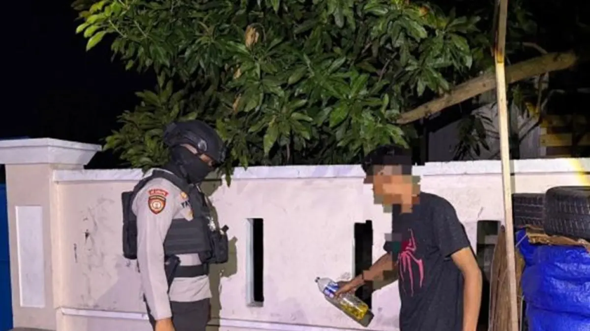 operasi yang berlangsung hingga menjelang subuh itu, polisi membubarkan kelompok remaja yang nongkrong sambil mengonsumsi miras dan menyita puluhan botol minuman keras tradisional. (F:Hms-Pol)