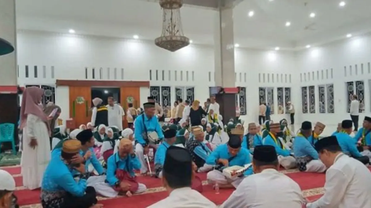Pelepasan 59 calon jemaah haji Kabupaten Bone Bolango tahun 2026 di Masjid Al-Marhamah Suwawa berlangsung khidmat dan penuh doa.(F:DKmfo)